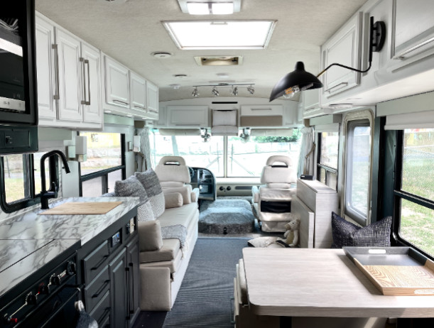 Le résultat de notre VR avec les nouveaux comptoirs de la cuisine et la nouvelle table du coin banquette résultat final dans le VR